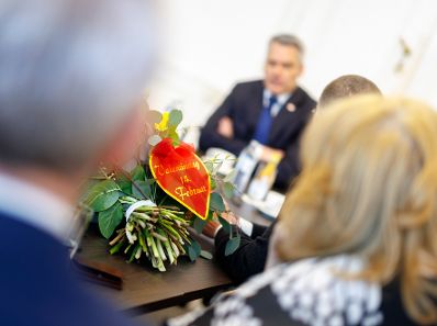 Am 14. Februar 2024 nahm Bundeskanzler Karl Nehammer anlässlich des Valentinstags Blumengrüße des Österreichischen Blumenbüros sowie von Schülerinnen und Schülern der HBFLA Schönbrunn entgegen.