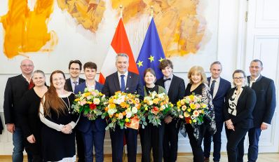 Am 14. Februar 2024 nahm Bundeskanzler Karl Nehammer (m.l.) anlässlich des Valentinstags Blumengrüße des Österreichischen Blumenbüros sowie von Schülerinnen und Schülern der HBFLA Schönbrunn entgegen.