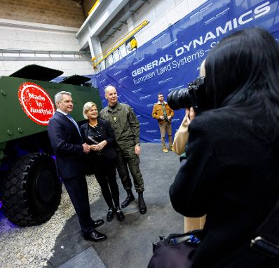 Am 19. Februar 2024 besuchte Bundeskanzler Karl Nehammer (l.) gemeinsam mit Bundesministerin Klaudia Tanner (2.v.l.), die Vertragsunterzeichnung für den neuen Radpanzer Pandur.