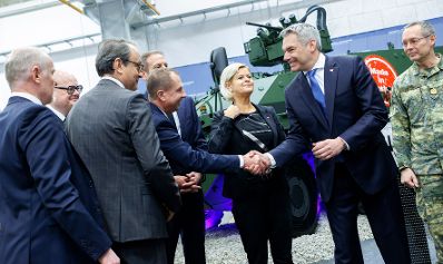 Am 19. Februar 2024 besuchte Bundeskanzler Karl Nehammer (2.v.r.) gemeinsam mit Bundesministerin Klaudia Tanner (m.r.), die Vertragsunterzeichnung für den neuen Radpanzer Pandur.