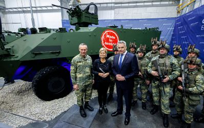 Am 19. Februar 2024 besuchte Bundeskanzler Karl Nehammer (m.r.) gemeinsam mit Bundesministerin Klaudia Tanner (m.), die Vertragsunterzeichnung für den neuen Radpanzer Pandur.