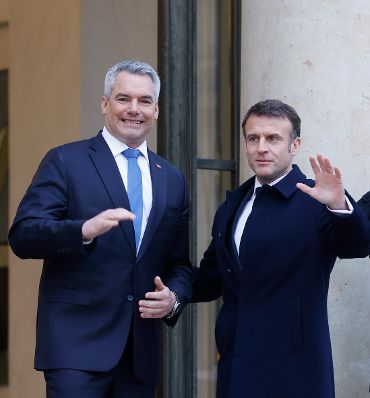 Am 26. Februar 2024 nahm Bundeskanzler Karl Nehammer (l.) am Ukraine Gipfel in Paris teil. Im Bild mit dem französischen Präsidenten Emmanuel Macron (r.).