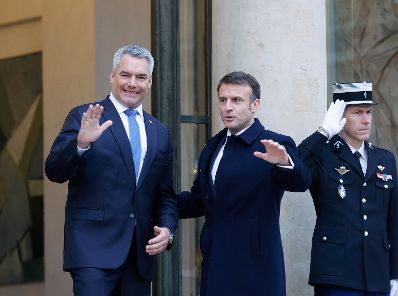 Am 26. Februar 2024 nahm Bundeskanzler Karl Nehammer (l.) am Ukraine Gipfel in Paris teil. Im Bild mit dem französischen Präsidenten Emmanuel Macron (r.).