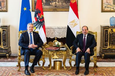 Am 17. März 2024 reiste Bundeskanzler Karl Nehammer (l.) zu einem Arbeitsbesuch nach Ägypten. Im Bild mit dem Präsidenten der Arabischen Republik Ägypten, Abdel Fattah El Sisi (r.).