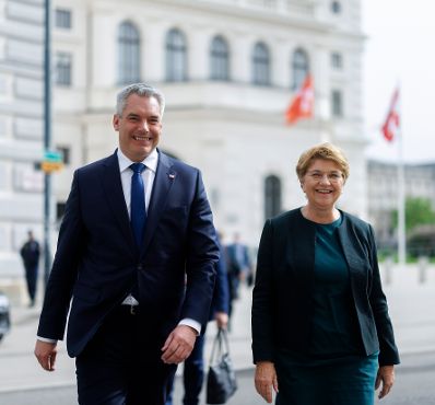 Am 9. April 2024 empfing Bundeskanzler Karl Nehammer (l.) die Schweizer Bundespräsidentin Viola Amherd (r.) zu einem Gespräch.