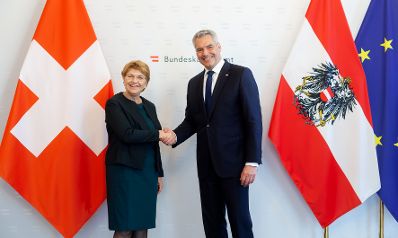 Am 9. April 2024 empfing Bundeskanzler Karl Nehammer (r.) die Schweizer Bundespräsidentin Viola Amherd (l.) zu einem Gespräch.