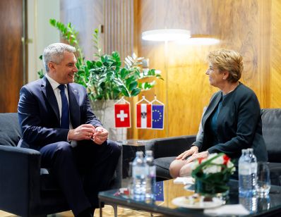 Am 9. April 2024 empfing Bundeskanzler Karl Nehammer (l.) die Schweizer Bundespräsidentin Viola Amherd (r.) zu einem Gespräch.