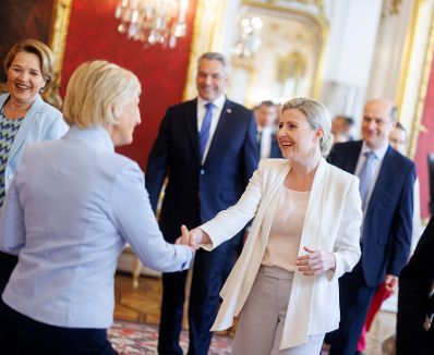 Am 12. April 2024 nahm Bundeskanzler Karl Nehammer gemeinsam mit Bundesministerin Susanne Raab an der 2. Bundestagung für Bürgermeisterinnen und Vizebürgermeisterinnen in der Hofburg teil.