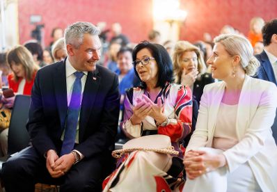 Am 12. April 2024 nahm Bundeskanzler Karl Nehammer (l.) gemeinsam mit Bundesministerin Susanne Raab (r.) an der 2. Bundestagung für Bürgermeisterinnen und Vizebürgermeisterinnen in der Hofburg teil.