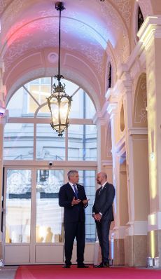 Am 12. April 2024 lud Bundeskanzler Karl Nehammer (l.) Staats- und Regierungschefinnen und -chefs sowie den Präsidenten des Europäischen Rates Charles Michel (r.) zu einem Gipfeltreffen zur "Strategic Agenda der EU" nach Wien ein.