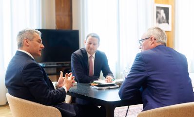 Am 15. April 2024 empfing Bundeskanzler Karl Nehammer (l.) den Landesobmann Stephan Pernkopf (r.) und Bauernbunddirektor Paul Nemecek (m.) des NÖ Bauerbundes zu einem Arbeitsgespräch.