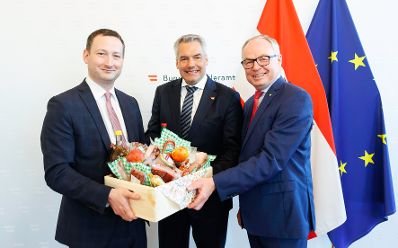 Am 15. April 2024 empfing Bundeskanzler Karl Nehammer (m.) den Landesobmann Stephan Pernkopf (r.) und Bauernbunddirektor Paul Nemecek (l.) des NÖ Bauerbundes zu einem Arbeitsgespräch.