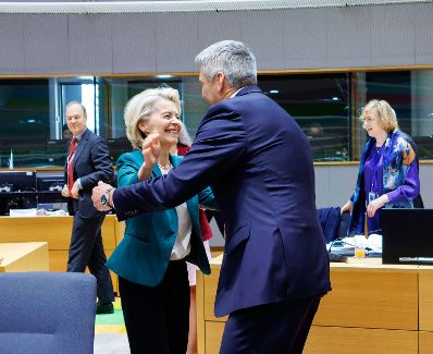 Am 18. April 2024 nahm Bundeskanzler Karl Nehammer (r.) am mehrtägige EU-Sondergipfel der Staats- und Regierungschefs teil. Im Bild mit der Präsidentin der Europäischen Kommission Ursula von der Leyen (l.).