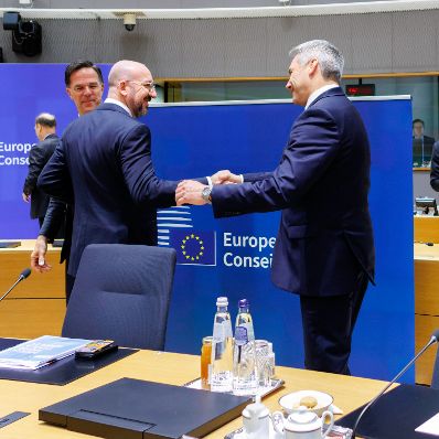 Am 18. April 2024 nahm Bundeskanzler Karl Nehammer (r.) am mehrtägige EU-Sondergipfel der Staats- und Regierungschefs teil. Im Bild mit dem Präsidenten des Europäischen Rates Charles Michel (l.).