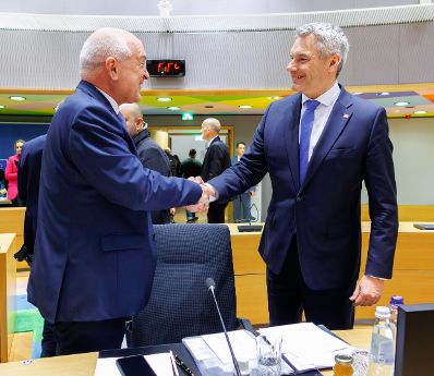 Am 18. April 2024 nahm Bundeskanzler Karl Nehammer (r.) am mehrtägige EU-Sondergipfel der Staats- und Regierungschefs teil. Im Bild mit dem bulgarischen Ministerpräsident Dimitar Glavchev (l.).