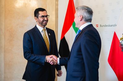 Am 25. April 2024 empfing Bundeskanzler Karl Nehammer (r.) den Minister für Industrie und Fortschrittstechnologie der Vereinigten Arabischen Emirate Sultan Ahmed Al Jaber (l.) zu einem Arbeitsgespräch.