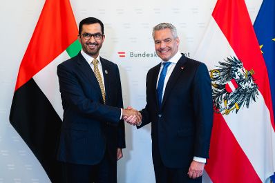 Am 25. April 2024 empfing Bundeskanzler Karl Nehammer (r.) den Minister für Industrie und Fortschrittstechnologie der Vereinigten Arabischen Emirate Sultan Ahmed Al Jaber (l.) zu einem Arbeitsgespräch.