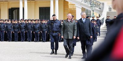 Am 25. April 2024 nahm Bundeskanzler Karl Nehammer (r.) gemeinsam mit Bundesminister Gerhard Karner (m.) an der Angelobung und Ausmusterung von Polizistinnen und Polizisten im Schloss Schönbrunn teil.