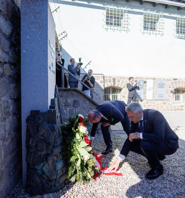Am 2. Mai 2024 nahm Bundeskanzler Karl Nehammer (r.) am Festakt zum Gedenken an die Befreiung des KZ-Gusen und KZ-Mauthausen teil. Im Bild mit Nationalratspräsident Wolfgang Sobotka (m.).