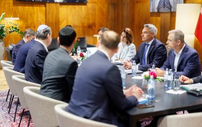 Am 17. Mai 2024 nahmen Bundeskanzler Karl Nehammer (2.v.r.) und Bundesministerin Karoline Edtstadler (3.v.r.) gemeinsam mit IKG-Präsident Oskar Deutsch (3.v.l.) am Runden Tisch zum Thema Antisemitismus teil.