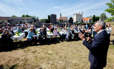 Am 27. Mai 2024 nahm Bundeskanzler Karl Nehammer (r.) gemeinsam mit Bundesministerin Susanne Raab am Spatenstich für die Errichtung einer Tagesbetreuungseinrichtung in Stetteldorf am Wagram teil.