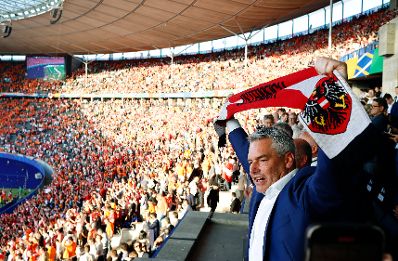 Am 25. Juni 2024 besuchte Bundeskanzler Karl Nehammer (r.) das Länderspiel Österreich gegen die Niederlande bei der Europameisterschaft.