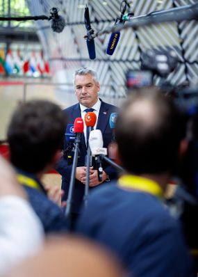 Am 27. Juni 2024 nahm Bundeskanzler Karl Nehammer (m.) an dem Treffen der EU-Staats- und Regierungschefs in Brüssel teil. Im Bild beim Doorstep.