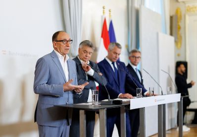 Am 4. Juli 2024 nahmen Bundeskanzler Karl Nehammer (m.r.), Vizekanzler Werner Kogler (m.l.), Bundesminister Johannes Rauch (l.)und Bundesminister Magnus Brunner (2.v.r.) am Pressefoyer nach dem Ministerrat teil.