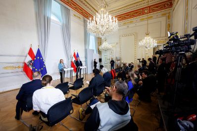 Am 20. März 2024 empfing Bundeskanzler Karl Nehammer die Präsidentin des Europäischen Parlaments Roberta Metsola. Im Bild bei einer anschließenden Pressekonferenz im Bundeskanzleramt.