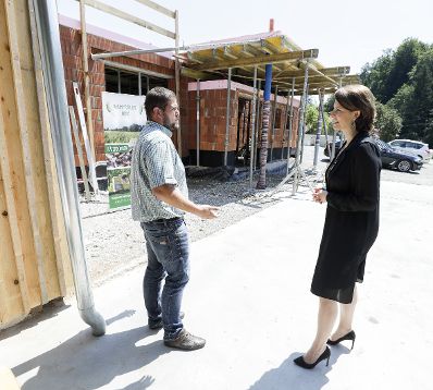 Am 23. Juli 2020 besuchte Bundesministerin Karoline Edtstadler (im Bild) im Rahmen ihres Bundesländertags in der Steiermark den Landwirtschaftsbetrieb Imhof.