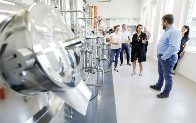 Am 23. Juli 2020 besuchte Bundesministerin Karoline Edtstadler (im Bild) im Rahmen ihres Bundesländertags in der Steiermark die Distillery Krauss.