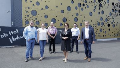 Am 23. Juli 2020 besuchte Bundesministerin Karoline Edtstadler (im Bild) im Rahmen ihres Bundesländertags in der Steiermark die Distillery Krauss.