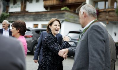 Am 1. September 2020 traf Bundesministerin Karoline Edtstadler im Rahmen ihres Bundesländertags in Tirol Landwirtinnen und Landwirten zu einem Gespräch.