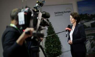 Am 28. September 2020 nahm Bundesministerin Karoline Edtstadler (r.) am Salzburg Europe Summit teil.