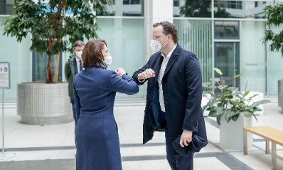 Am 18. Februar 2021 traf Bundesministerin Karoline Edtstadler (l.) im Rahmen ihres Berlinbesuchs den deutschen Gesundheitsminister Jens Spahn (r.).
