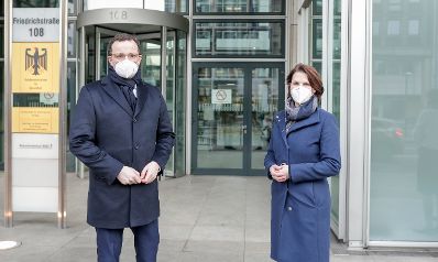 Am 18. Februar 2021 traf Bundesministerin Karoline Edtstadler (r.) im Rahmen ihres Berlinbesuchs den deutschen Gesundheitsminister Jens Spahn (l.).