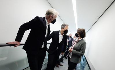 Am 9. April 2021 besuchte Bundesministerin Karoline Edtstadler (r.) im Rahmen ihres Bundesländertags in der Steiermark das Kunsthaus Graz.