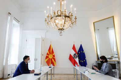 Am 15. April 2021 empfing Bundesministerin Karoline Edtstadler (r.) den Außenminister der Republik Nordmazedonien Nikola Dimitrov (l.) zu einem Arbeitsgespräch.