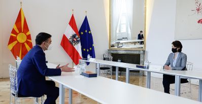 Am 15. April 2021 empfing Bundesministerin Karoline Edtstadler (r.) den Außenminister der Republik Nordmazedonien Nikola Dimitrov (l.) zu einem Arbeitsgespräch.