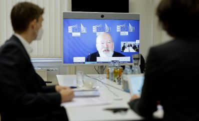 Am 19. April 2021 nahm Bundesministerin Karoline Edtstadler (im Bild) an einer Videokonferenz mit dem EU-Kommissar für Klimaschutz Frans Timmermans teil.