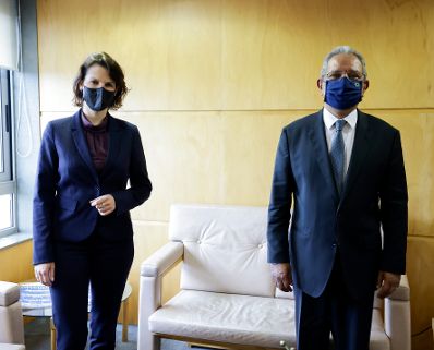 Am 23. April 2021 traf Bundesministerin Karoline Edtstadler (l.) im Rahmen ihres Lissabonbesuchs den Minister für Raumordnung Nelson de Souza (r.).