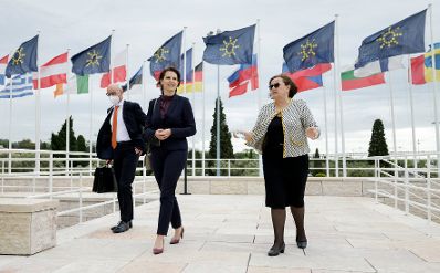 Am 23. April 2021 traf Bundesministerin Karoline Edtstadler (l.) im Rahmen ihres Lissabonbesuchs die Staatssekretärin für europäische Angelegenheiten Ana Paula Zacarias (r.).