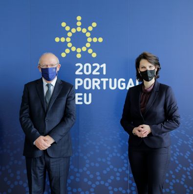 Am 23. April 2021 traf Bundesministerin Karoline Edtstadler (r.) im Rahmen ihres Lissabonbesuchs den Außenminister von Portugal Augusto Santos Silva (l.).