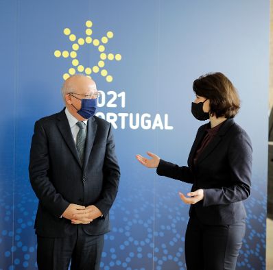 Am 23. April 2021 traf Bundesministerin Karoline Edtstadler (r.) im Rahmen ihres Lissabonbesuchs den Außenminister von Portugal Augusto Santos Silva (l.).