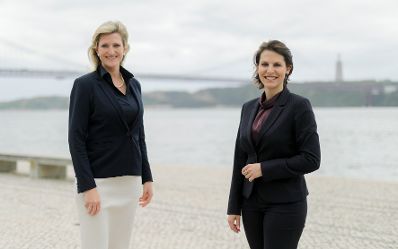 Am 23. April 2021 traf Bundesministerin Karoline Edtstadler (r.) im Rahmen ihres Lissabonbesuchs Viktoria Kaufmann-Rieger (l.), Geschäftsführerin von SIVA.