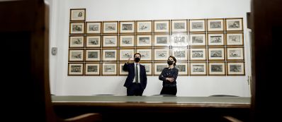 Am 25. April 2021 besuchte Bundesministerin Karoline Edtstadler (r.) im Rahmen ihres Madridbesuchs die Ausstellung „Banksy. The Street is a Canvas“. Im Bild mit Valerio Rocco, Direktor des Círculo de Bellas Artes (l.).
