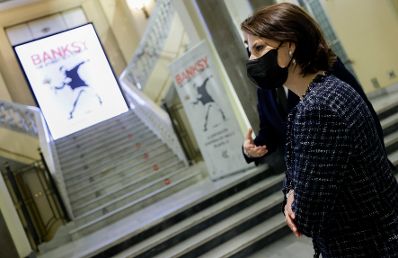 Am 25. April 2021 besuchte Bundesministerin Karoline Edtstadler (im Bild) im Rahmen ihres Madridbesuchs die Ausstellung „Banksy. The Street is a Canvas“.