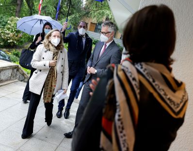 Am 25. April 2021 traf Bundesministerin Karoline Edtstadler (r.) im Rahmen ihres Madridbesuchs Nadia Calviño, Zweite Vizepräsidentin und Ministerin für Wirtschaft und Digitales von Spanien (l.).