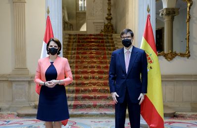 Am 26. April 2021 traf Bundesministerin Karoline Edtstadler (l.) im Rahmen ihres Madridbesuchs den spanischen Staatssekretär für die Europäische Union Juan González-Barba Pera (r.).
