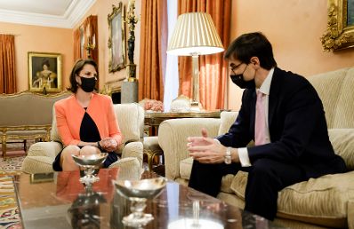Am 26. April 2021 traf Bundesministerin Karoline Edtstadler (l.) im Rahmen ihres Madridbesuchs den spanischen Staatssekretär für die Europäische Union Juan González-Barba Pera (r.).